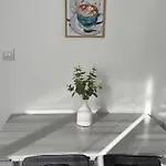 Little Luxe Shared House بيت ضيافة *