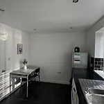 Little Luxe Shared House بيت ضيافة